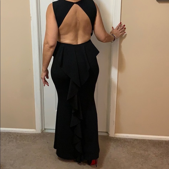 Black gown - Picture 3 of 3